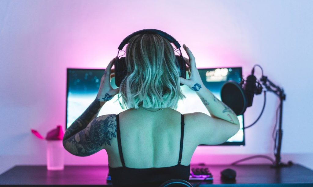 Netflix logo on a TV screen with podcast microphones, symbolizing Netflix’s push into exclusive video podcasts to compete with YouTube