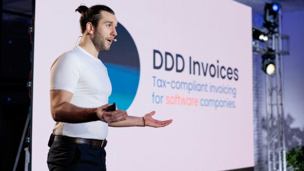 Graphic representation of e-invoicing solutions by DDD Invoices