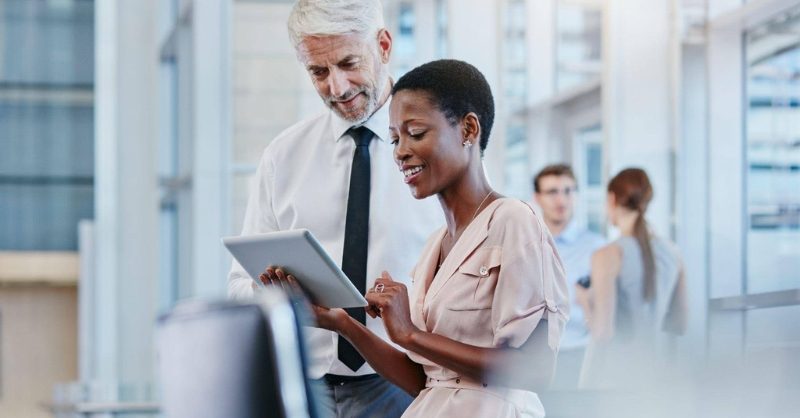 Dailyza Guide: Top Enterprise HRIS Platforms for 2026 A professional workspace showing a digital dashboard of an enterprise HRIS platform on a laptop screen.